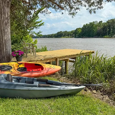 Lakefront Retreat With Patio In Fort Towson!